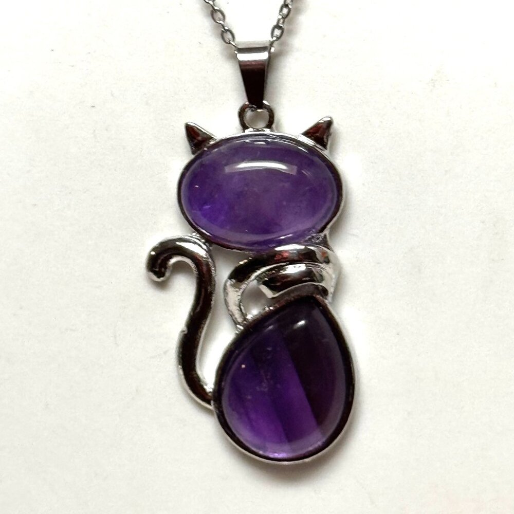Natural Amethyst gemstone cat pendant with chain, NWOT